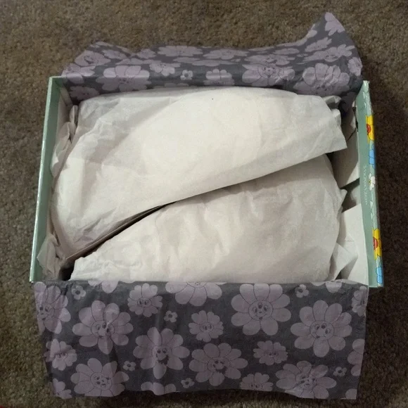 New WRAPPED UP PRETTY red glitter Embroidered Christmas Heels, Size 37, US 7 - Picture 9 of 12